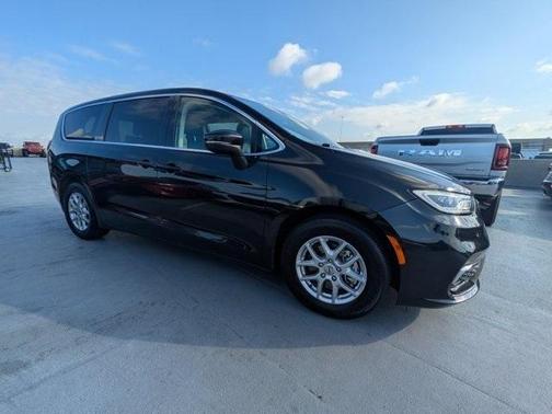 2023 Chrysler Pacifica Touring-L