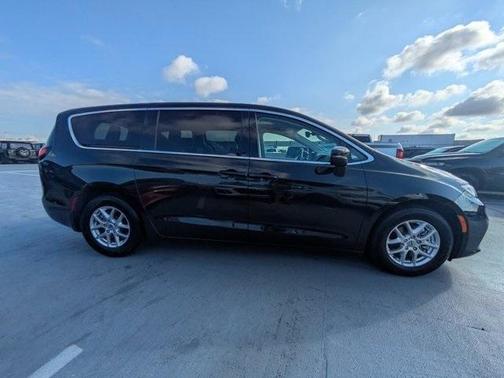 2023 Chrysler Pacifica Touring-L