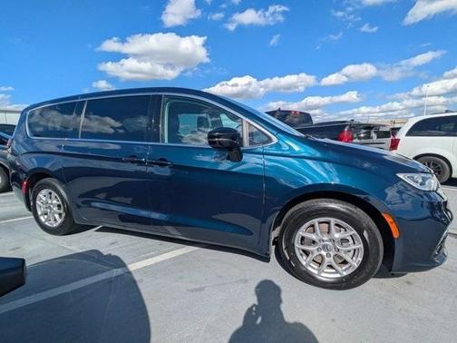 2024 Chrysler Pacifica Touring-L