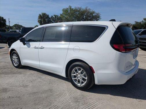 Bright White Clearcoat 2026 Chrysler Pacifica Select