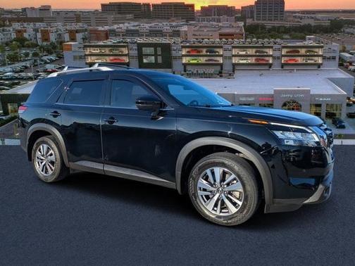 2023 Nissan Pathfinder SL
