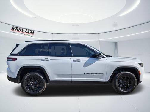 Bright White Clearcoat 2026 Jeep Grand Cherokee Laredo