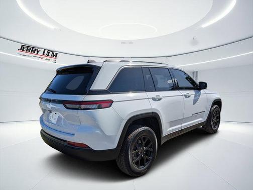 Bright White Clearcoat 2026 Jeep Grand Cherokee Laredo
