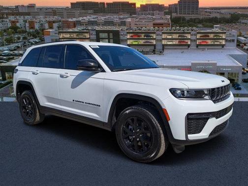 Bright White Clearcoat 2026 Jeep Grand Cherokee Laredo