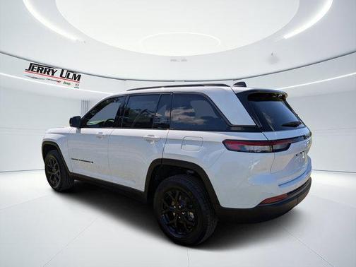 Bright White Clearcoat 2026 Jeep Grand Cherokee Laredo