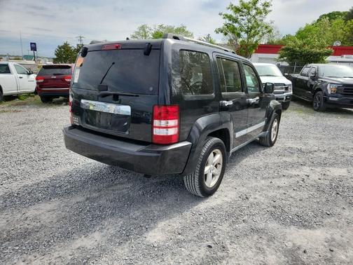 Brilliant Black Crystal Pearl 2011 Jeep Liberty Limited