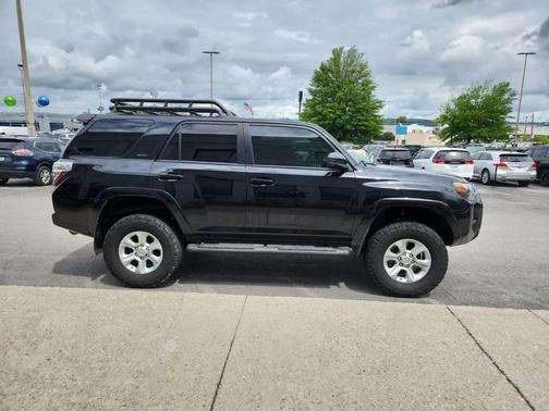 Midnight Black Metallic 2017 Toyota 4Runner SR5