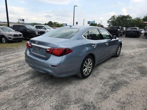 2017 INFINITI Q70 3.7