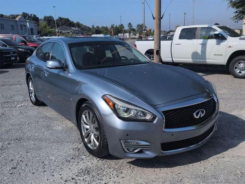 2017 INFINITI Q70 3.7