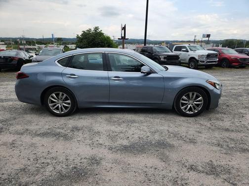 2017 INFINITI Q70 3.7