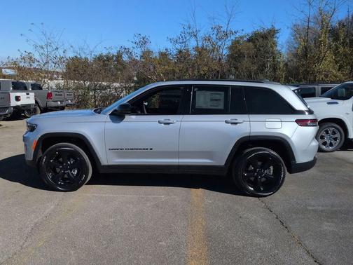 2025 Jeep Grand Cherokee Laredo