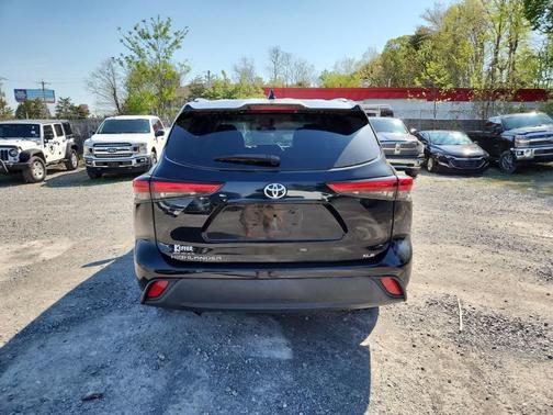 Midnight Black Metallic 2021 Toyota Highlander XLE