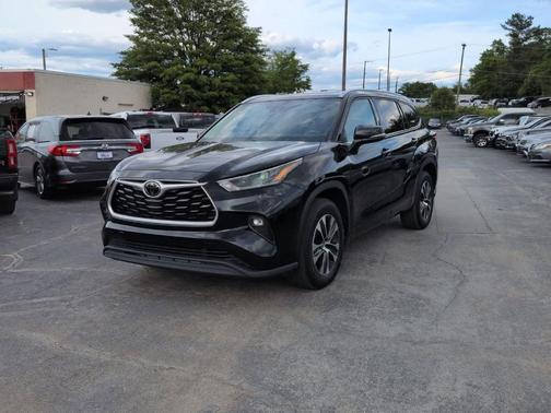 Midnight Black Metallic 2021 Toyota Highlander XLE