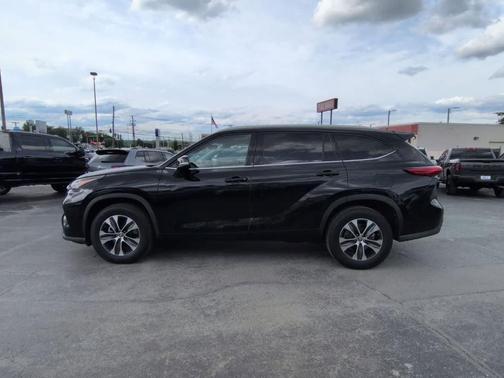 Midnight Black Metallic 2021 Toyota Highlander XLE