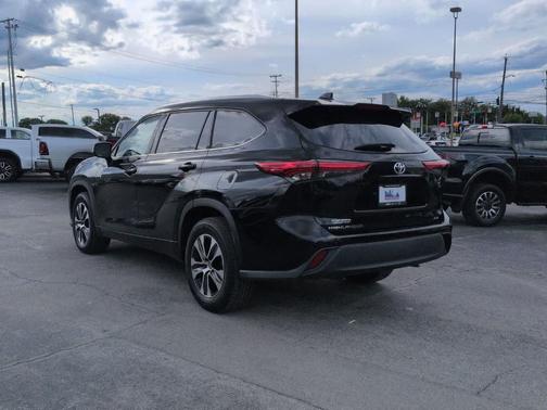 Midnight Black Metallic 2021 Toyota Highlander XLE