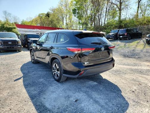 Midnight Black Metallic 2021 Toyota Highlander XLE