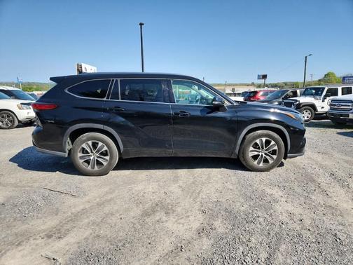 Midnight Black Metallic 2021 Toyota Highlander XLE
