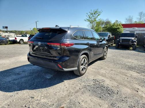 Midnight Black Metallic 2021 Toyota Highlander XLE