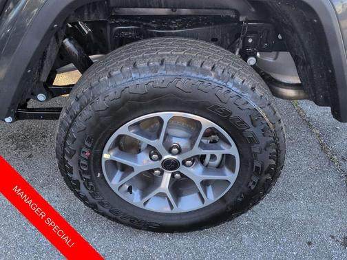 Granite Crystal Clearcoat Metallic 2026 Jeep Gladiator Sport