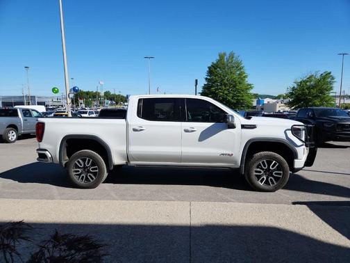 Summit White 2023 GMC Sierra 1500 AT4