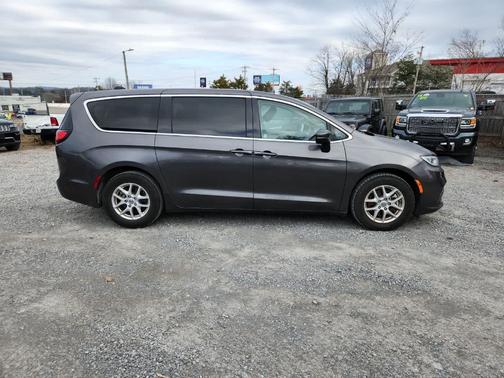 2023 Chrysler Pacifica Touring-L