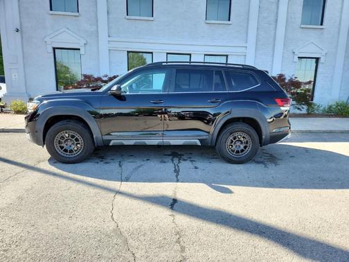 Deep Black Pearl Effect 2021 Volkswagen Atlas 3.6L SE w/Technology