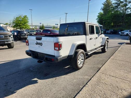 Bright White Clearcoat 2023 Jeep Gladiator Sport