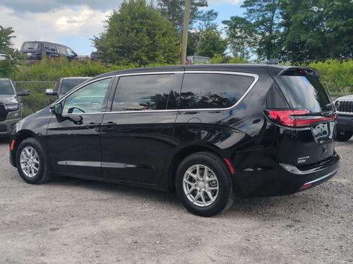 Diamond Black 2027 Chrysler Pacifica SELECT