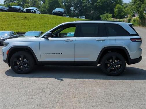 2025 Jeep Grand Cherokee Laredo