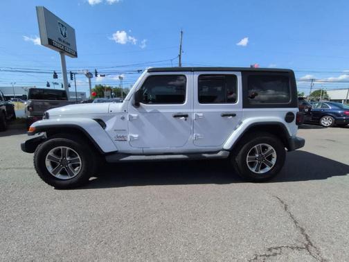 Bright White Clearcoat 2018 Jeep Wrangler Unlimited Sahara