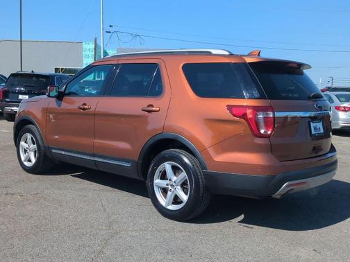 Canyon Ridge Metallic 2017 Ford Explorer XLT