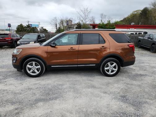 Canyon Ridge Metallic 2017 Ford Explorer XLT