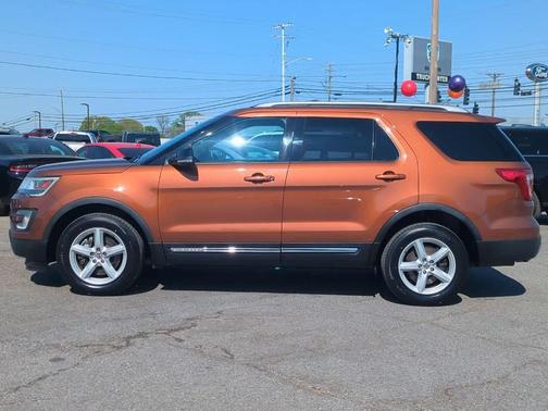 Canyon Ridge Metallic 2017 Ford Explorer XLT