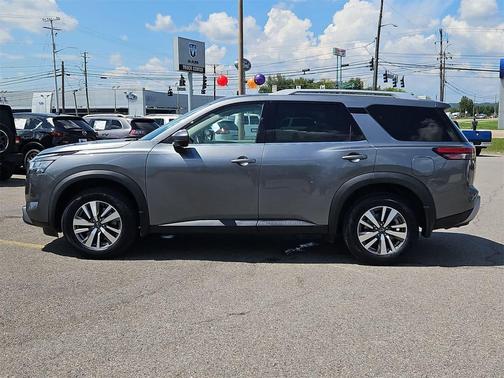 2022 Nissan Pathfinder SL