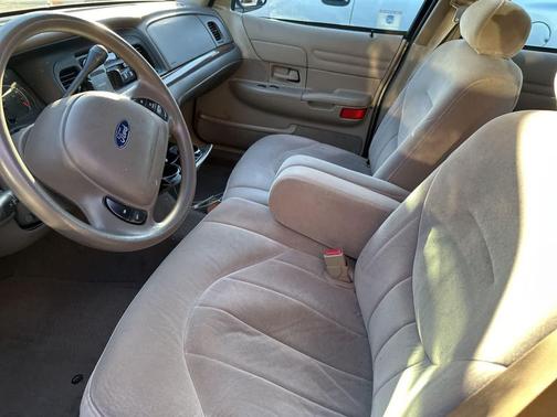 2001 Ford Crown Victoria Base