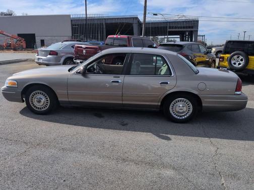 2001 Ford Crown Victoria Base
