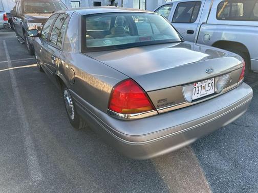 2001 Ford Crown Victoria Base