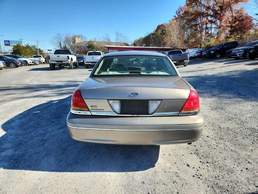 2001 Ford Crown Victoria Base