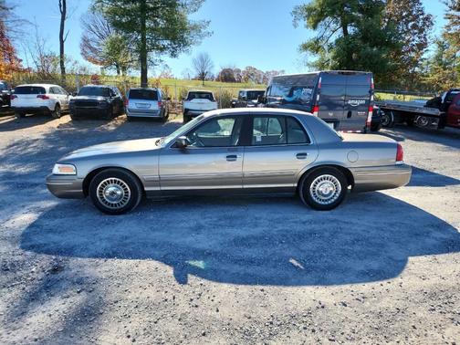 2001 Ford Crown Victoria Base