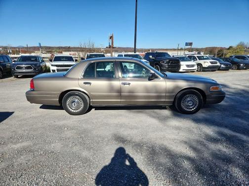 2001 Ford Crown Victoria Base