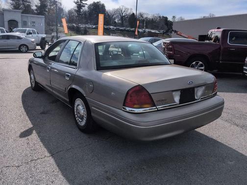 2001 Ford Crown Victoria Base