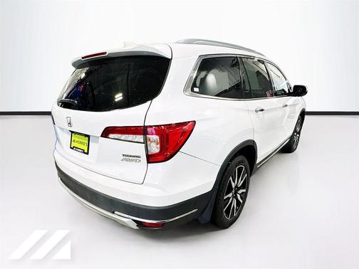 Platinum White Pearl 2022 Honda Pilot Touring 7-Passenger