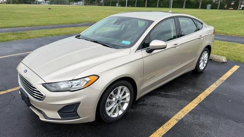 Gold 2019 Ford Fusion Hybrid SE
