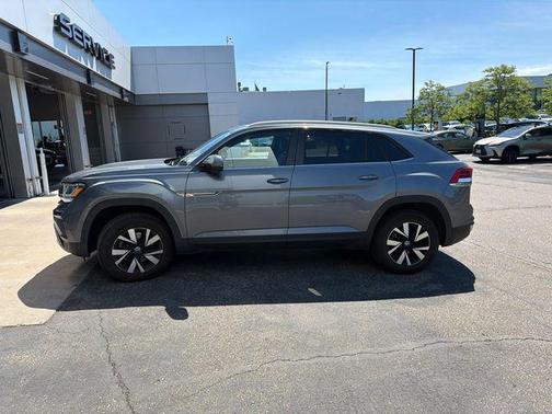 Platinum Gray Metallic 2020 Volkswagen Atlas Cross Sport 2.0T SE
