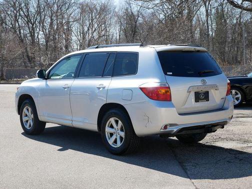 Classic Silver Metallic 2010 Toyota Highlander SE