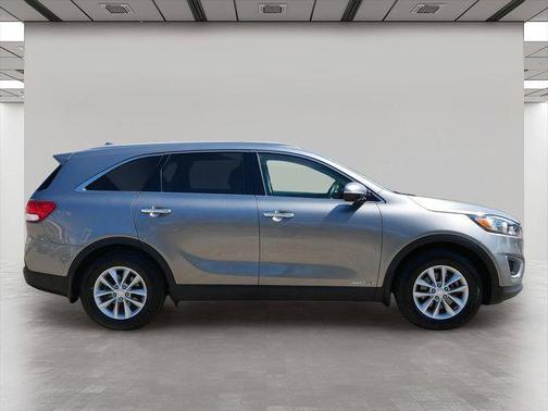 Titanium Silver 2017 Kia Sorento LX