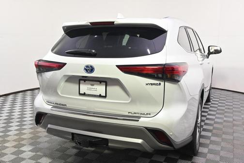 2023 Toyota Highlander Hybrid Platinum