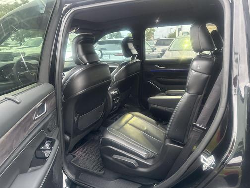 Diamond Black Crystal Pearlcoat 2023 Jeep Grand Cherokee L Overland