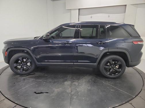 Midnight Sky 2023 Jeep Grand Cherokee Limited