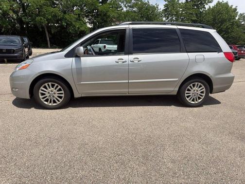 Silver Shadow Pearl 2010 Toyota Sienna XLE